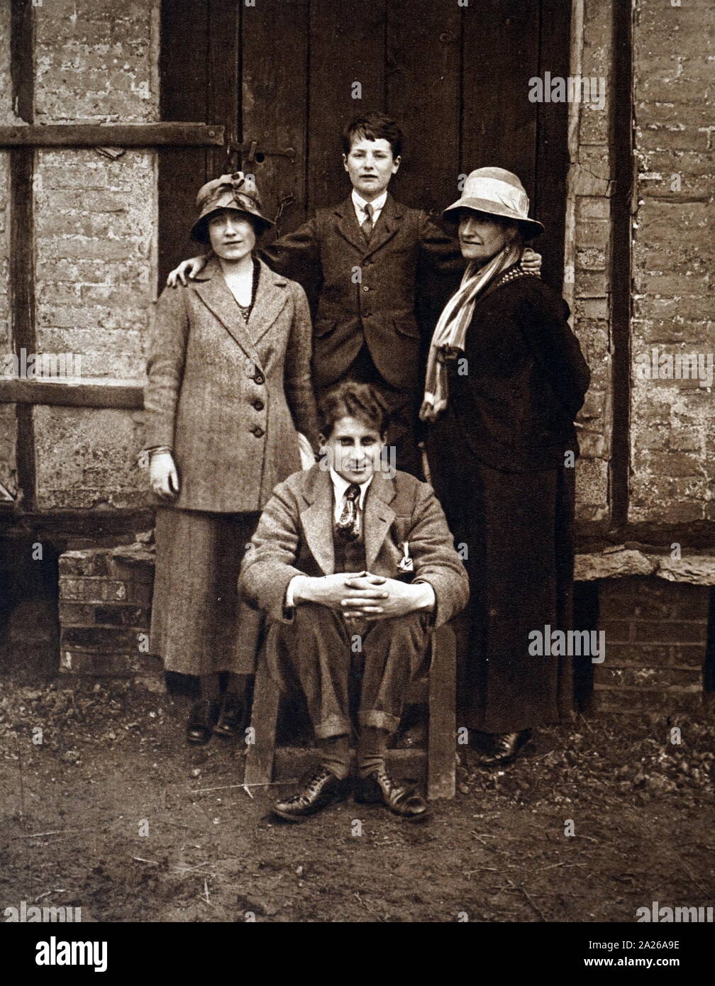 Fotografia scattata a Hertfordshire casa del Conte di Strathmore di Lady Elizabeth Bowes Lyon, (più tardi la regina Elisabetta Regina madre) con il Principe Paolo di Iugoslavia, signora Elisabetta sua madre e (seduto) La Hon David Bowes Lyon, signora Elisabetta il più giovane fratello 1920 Foto Stock
