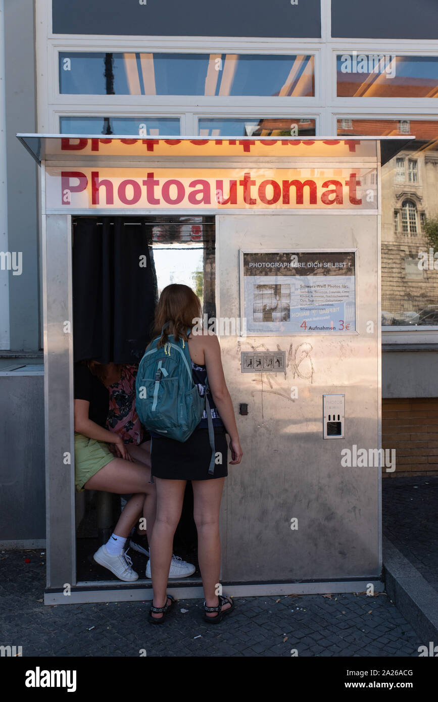 Le giovani donne di ottenere la loro identità le foto scattate con una macchina fotografica, Berlino, Germania. Foto Stock
