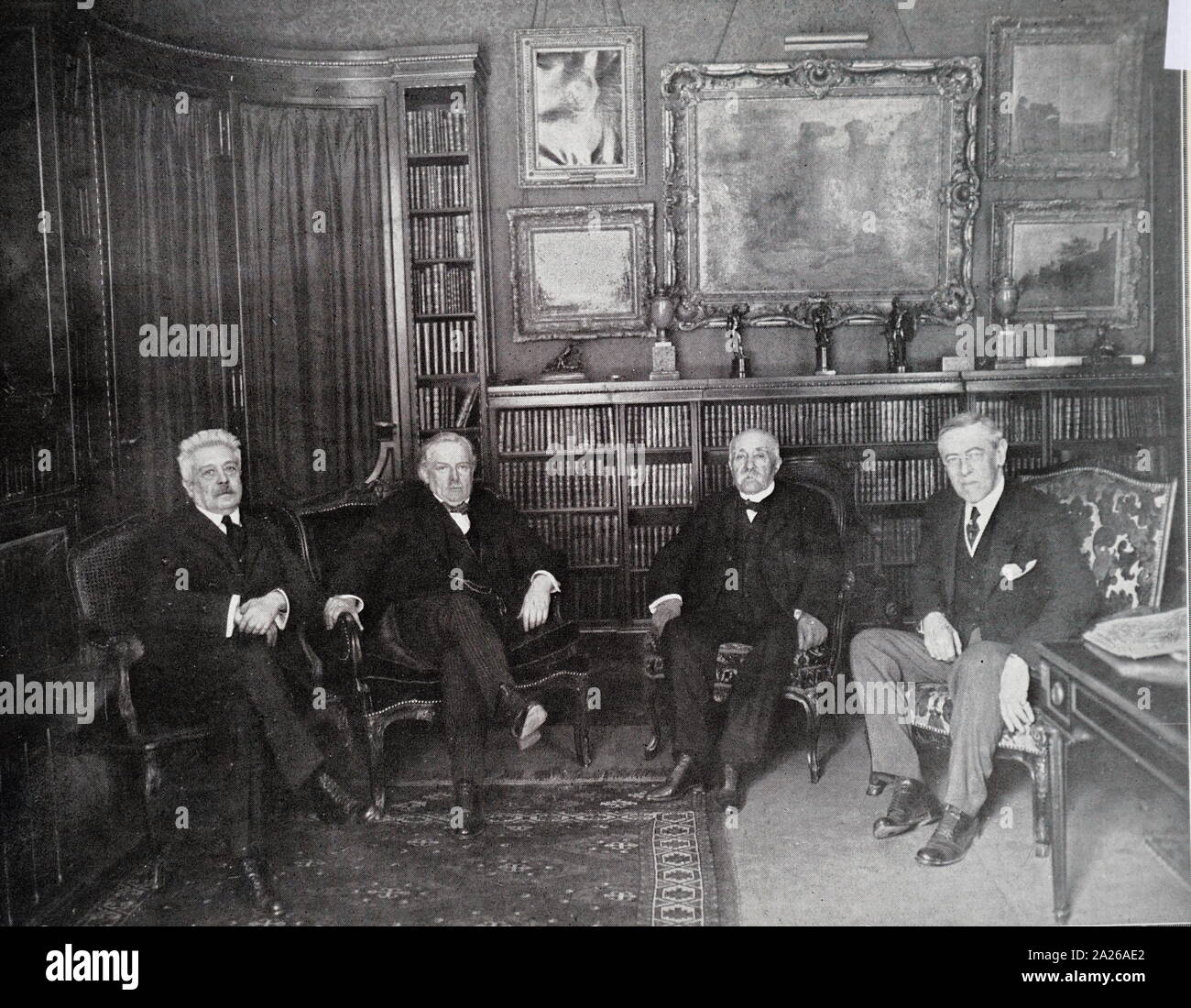 Illustrazione che mostra a Parigi la conferenza di pace che ha portato al Trattato di Versailles (1919) dopo la fine della Seconda guerra mondiale I. Incontro tra il primo ministro Orlando (Italia), Lloyd George (GB), Clemenceau (Francia) e Presidente Woodrow Wilson (USA) Foto Stock