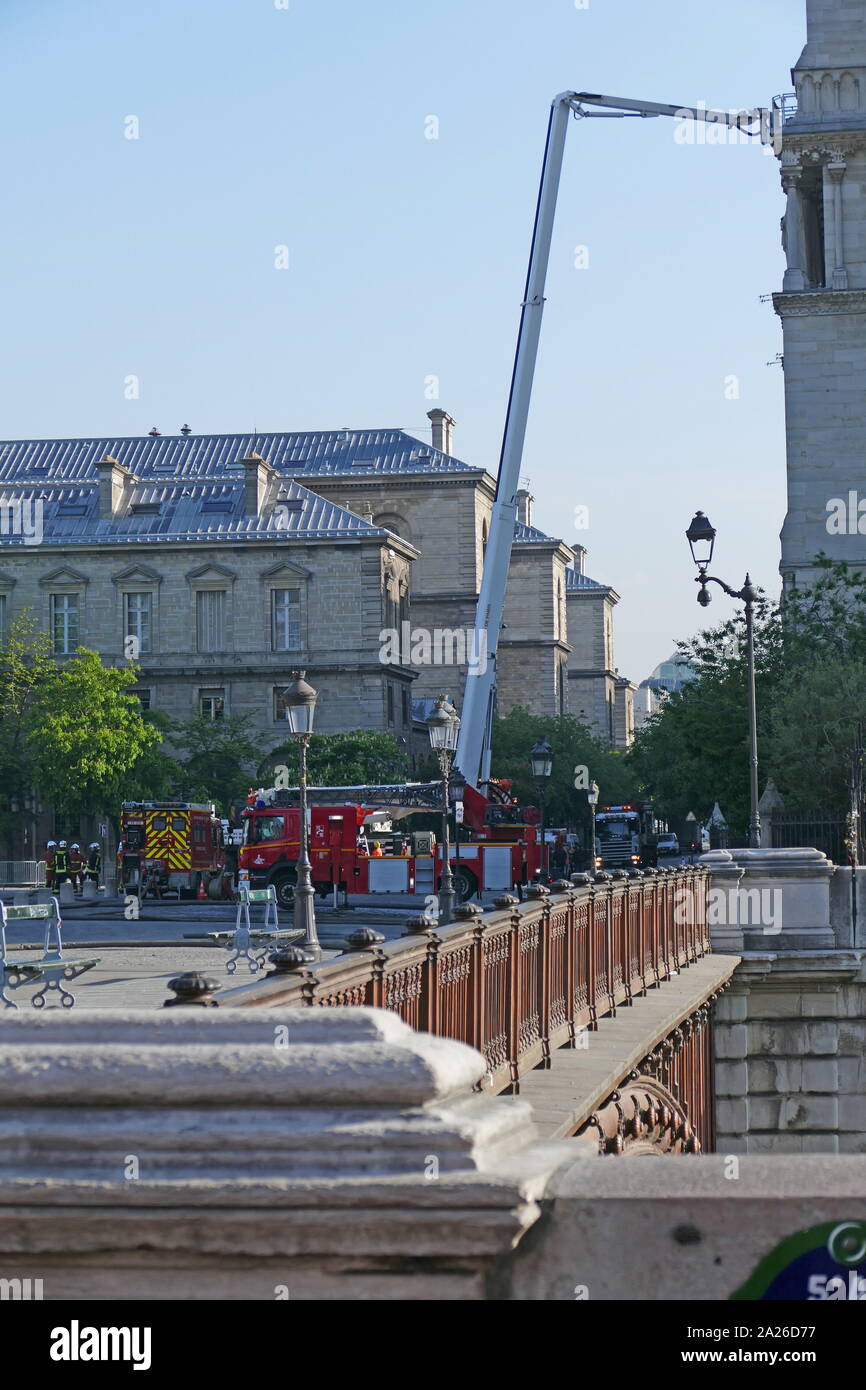 Scena mostrando l'impatto dell'incendio che ha danneggiato la cattedrale di Notre Dame la mattina dopo il fuoco è stato spento. Il 15 aprile 2019, incendio scoppiato sotto Foto Stock