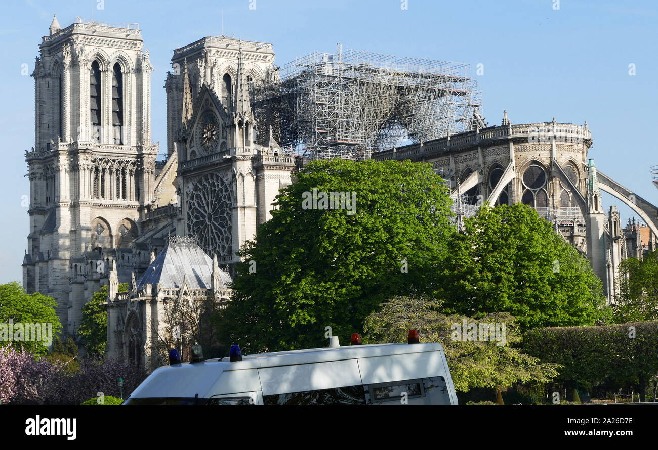 Scena mostrando l'impatto dell'incendio che ha danneggiato la cattedrale di Notre Dame la mattina dopo il fuoco è stato spento. Una finestra danneggiato può essere visto. Foto Stock