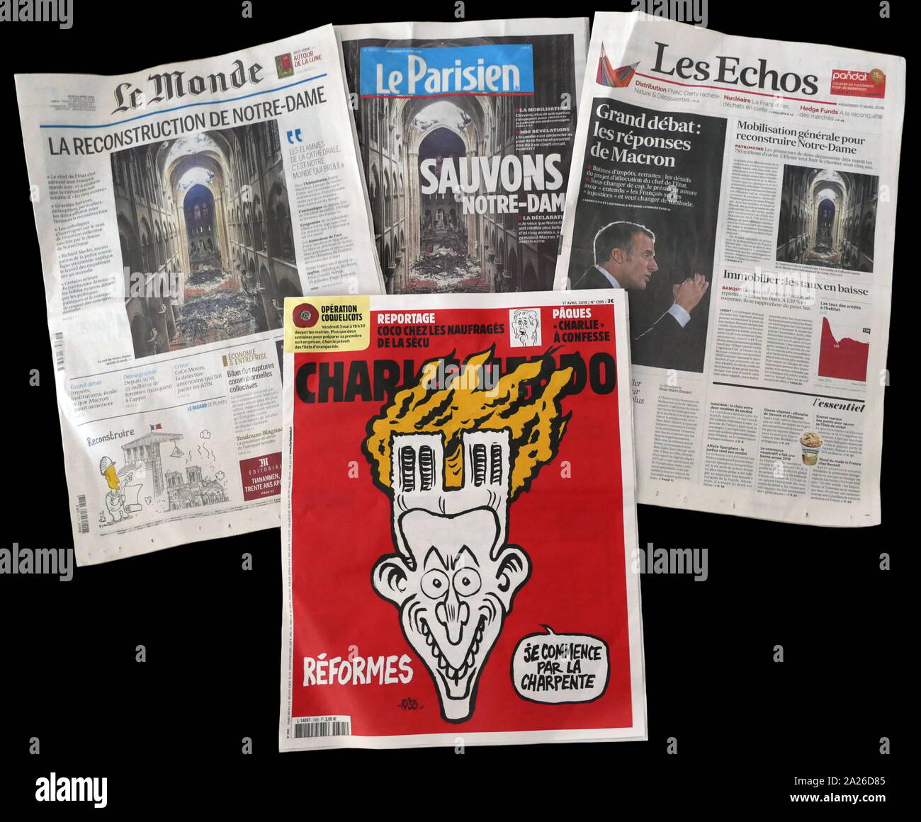 Comparitive giornale francese Le pagine anteriore e mostra l'impatto dell'incendio che ha danneggiato la cattedrale di Notre Dame Foto Stock