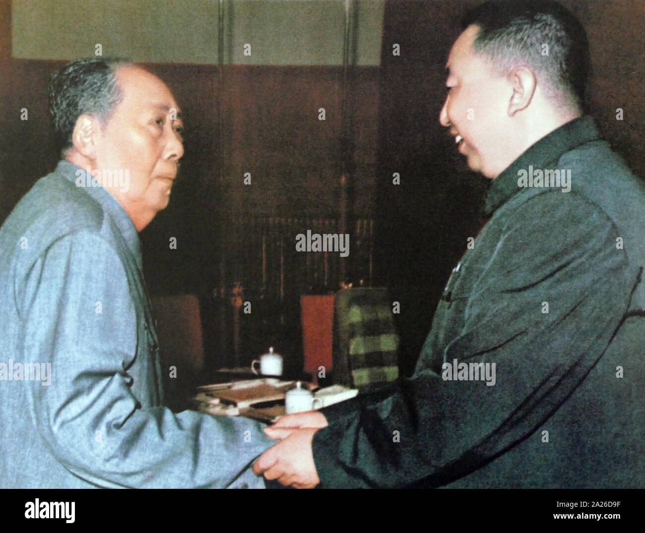 Il presidente Mao e il suo successore Hua Guofeng. (1976). Hua Guofeng (1921 - 2008) è servito come Presidente del Partito Comunista della Cina e il premier della Repubblica popolare di Cina. Hua ha tenuto alto uffici del governo, party e i militari dopo il premier Zhou e il Presidente Mao della morte, ma è stato costretto ad uscire di grande potere politico più influenti dirigenti del partito da giugno 1981 Foto Stock