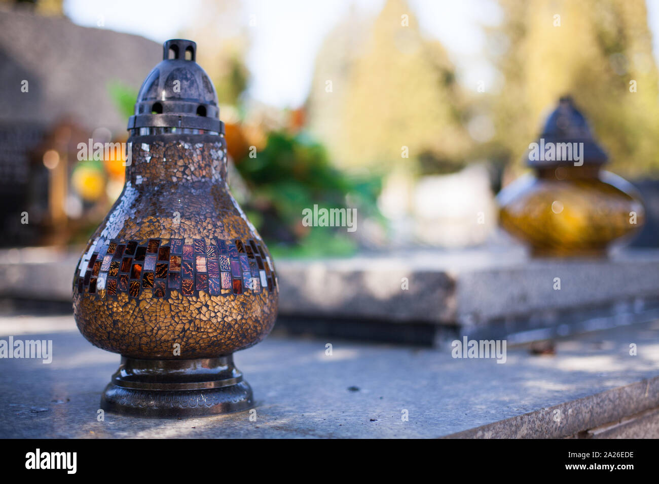 Giorno della commemorazione di tutti i defunti - cimitero in memoria dei morti, la preghiera e le candele Foto Stock