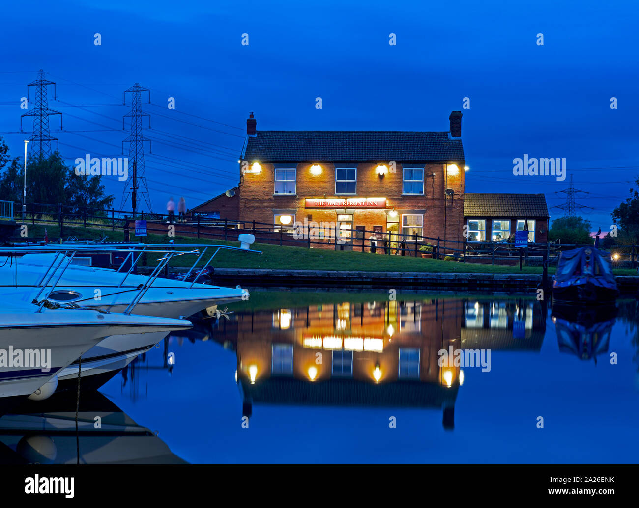 Il Waterfront Inn, che si affaccia sul bacino del canale a West Stockwith, North Lincolnshire, England Regno Unito Foto Stock