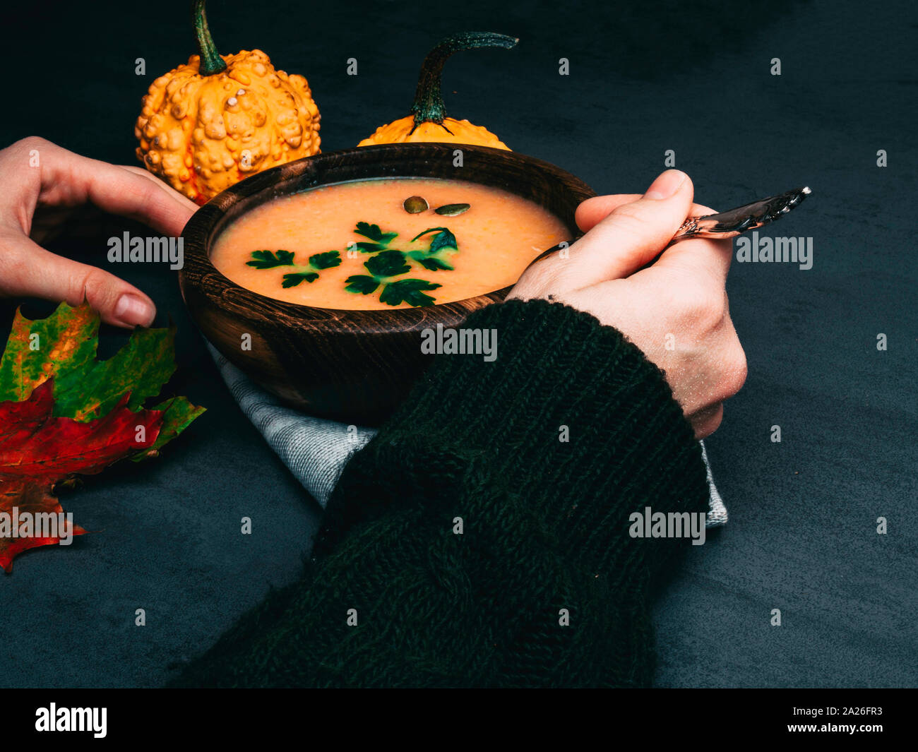 Mani femminili e caduta di riscaldamento Crema di zucca zuppa con crostini e semi autunno vegetariano vegano comfort sane abitudini alimentari concetto, vista al di sopra Foto Stock