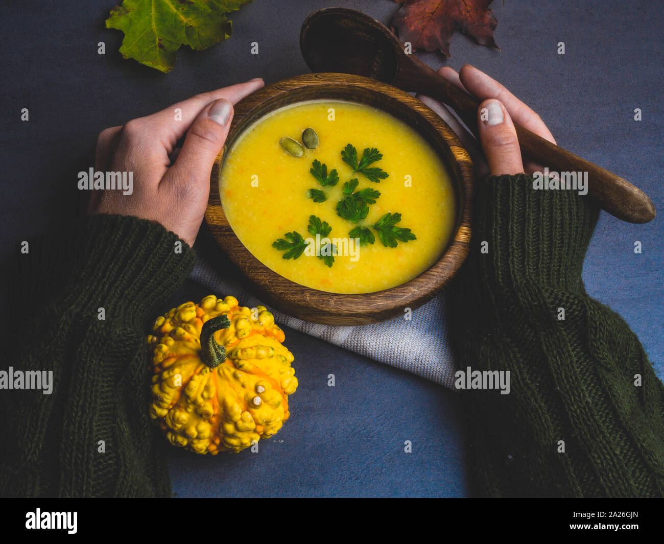Mani femminili tenendo un recipiente con zucca e ceci arrosto soup.Comfort cibo. Cibo sano concetto vista superiore Foto Stock