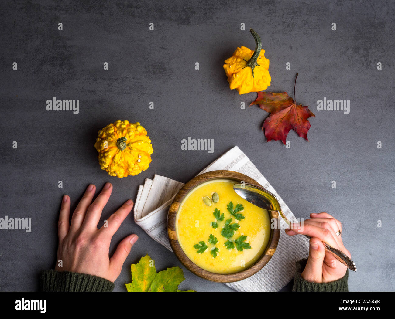 Mani femminili tenendo un recipiente con zucca e ceci arrosto soup.Comfort cibo. Cibo sano concetto vista superiore Foto Stock