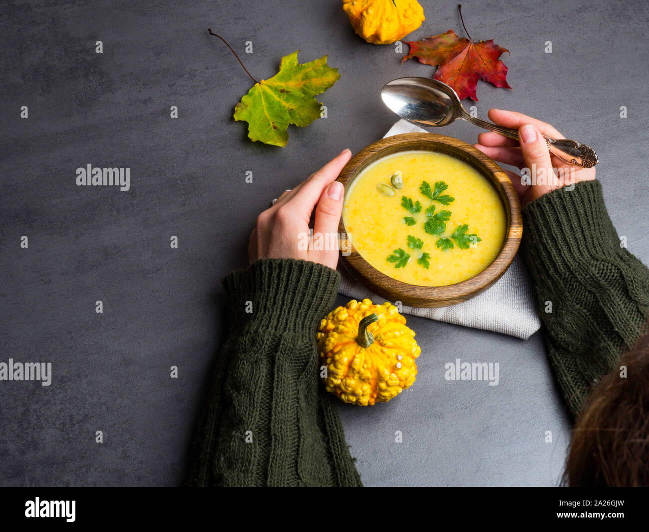 Mani femminili tenendo un recipiente con zucca e ceci arrosto soup.Comfort cibo. Cibo sano concetto vista superiore Foto Stock