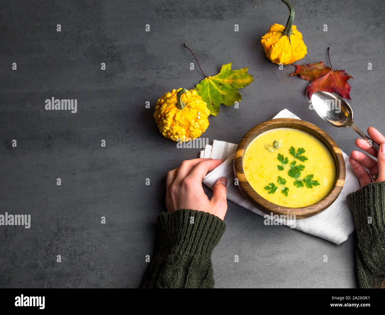 Mani femminili tenendo un recipiente con zucca e ceci arrosto soup.Comfort cibo. Cibo sano concetto vista superiore Foto Stock