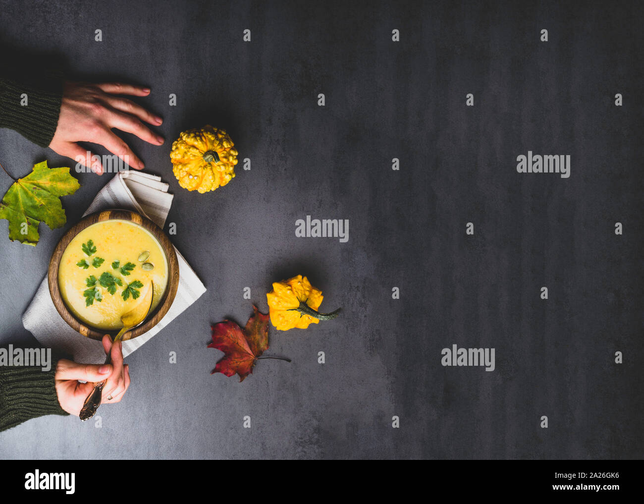 Mani femminili e caduta di riscaldamento Crema di zucca zuppa con crostini e semi autunno vegetariano vegano comfort sane abitudini alimentari concetto, vista dall'alto Foto Stock