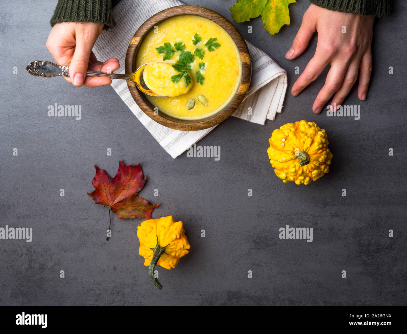 Mani femminili e caduta di riscaldamento Crema di zucca zuppa con crostini e semi autunno vegetariano vegano comfort sane abitudini alimentari concetto, vista dall'alto Foto Stock
