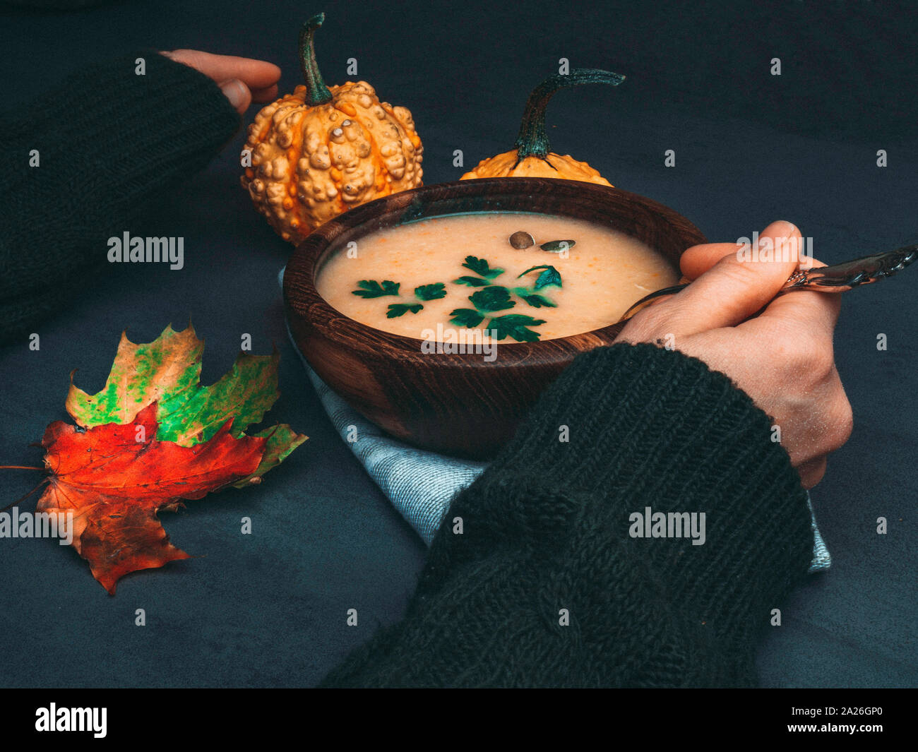 Mani femminili e caduta di riscaldamento Crema di zucca zuppa con crostini e semi autunno vegetariano vegano comfort sane abitudini alimentari concetto Foto Stock