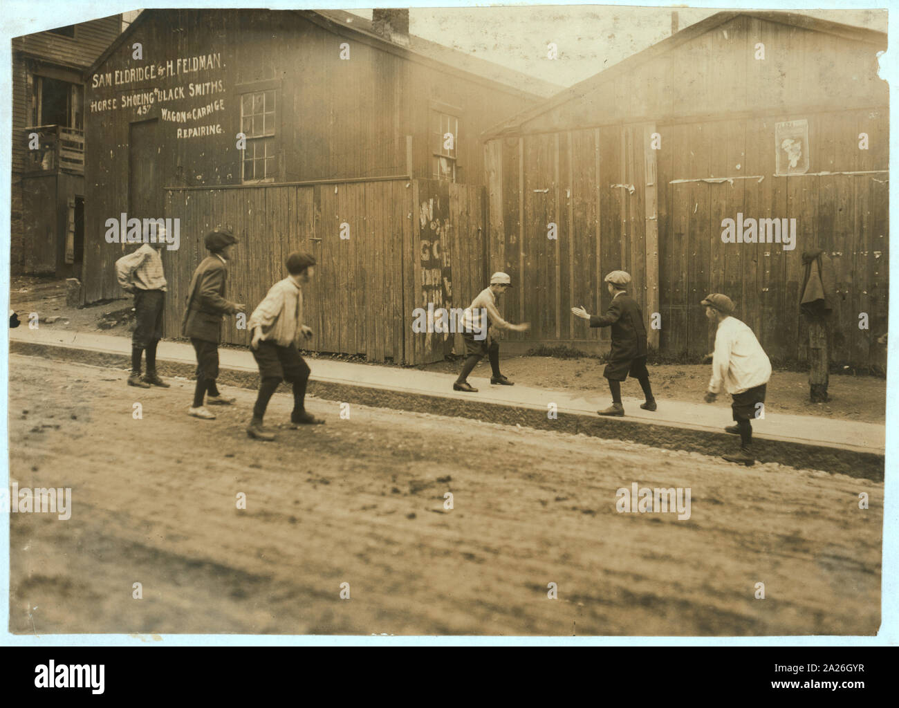 Riproduzione di palla a mano su strada. Street play - probabilmente non funziona ragazzi. Foto Stock