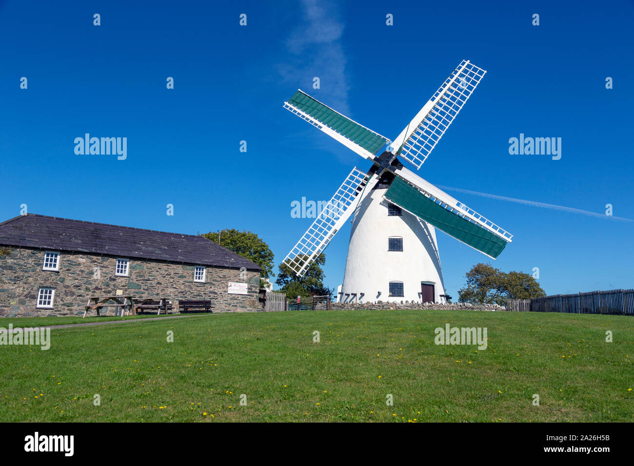 Llanddeusant, Anglesey, Galles, UK. La Melin Llynnon, completamente restaurato e funzionante del XVIII secolo il vento mulino. è stato originariamente costruito tra il 1775 -1 Foto Stock