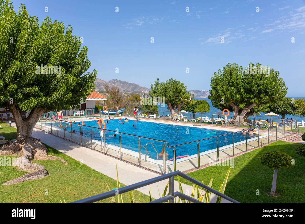 Nerja, Costa del Sol, provincia di Malaga, Andalusia, Spagna. Parador Nacional o nazionale Parador. Piscina, giardini e del mare sullo sfondo. Foto Stock