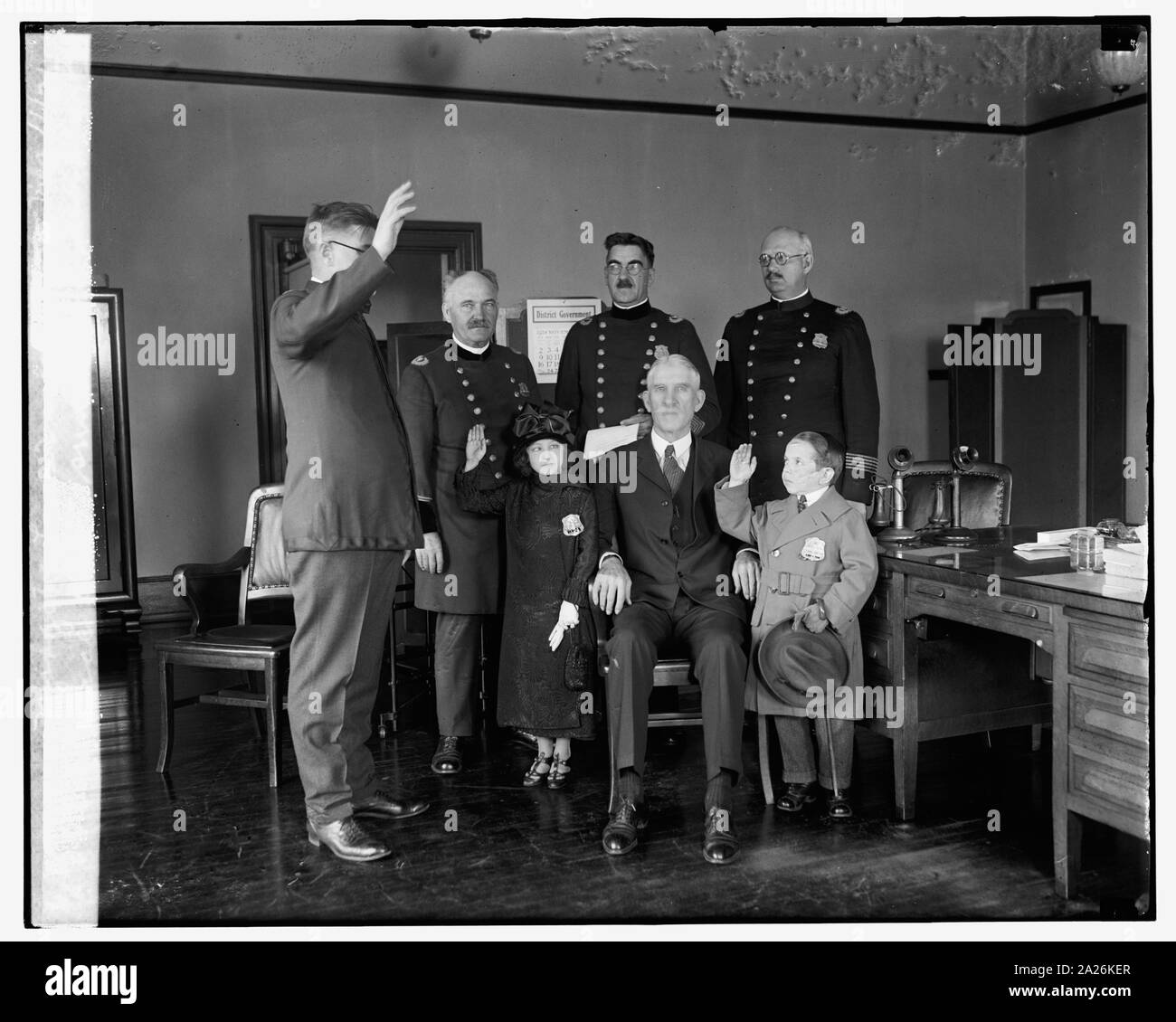 Il dipartimento di polizia giura cantante midgets, Louis Vasshek & Dora Vieg, 11/3/24 Foto Stock