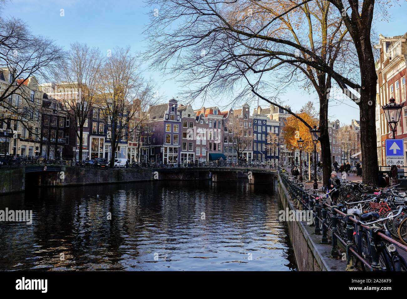 La città di Amsterdam canali architettura tradizionale con barche ans biciclette parcheggio, Holland Europa Foto Stock
