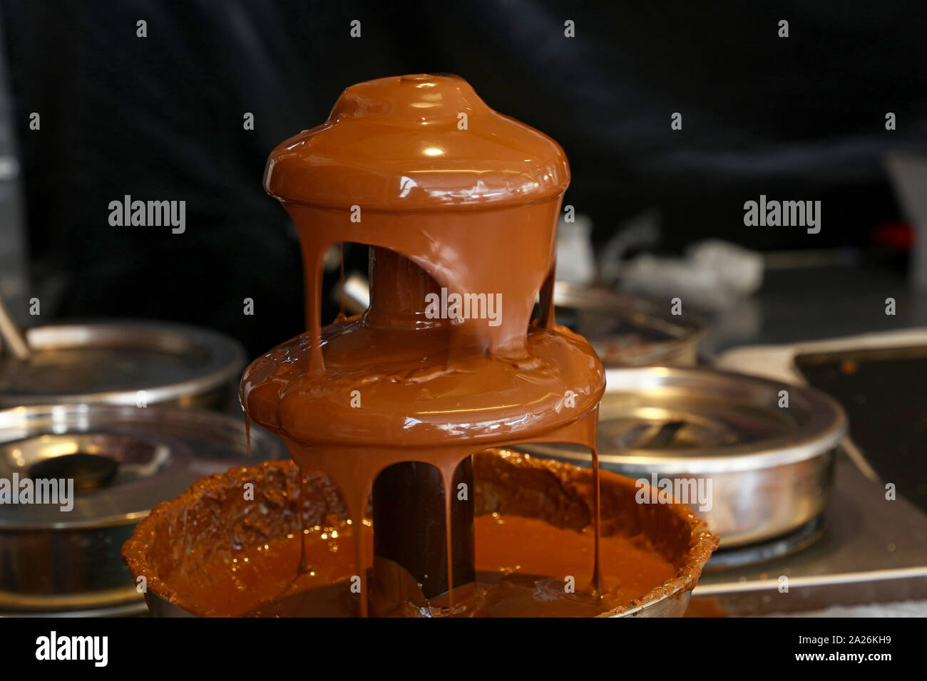 Close up belga latte liquido fontana di cioccolato per la fonduta di dolci  dolci dip a basso angolo di visione Foto stock - Alamy