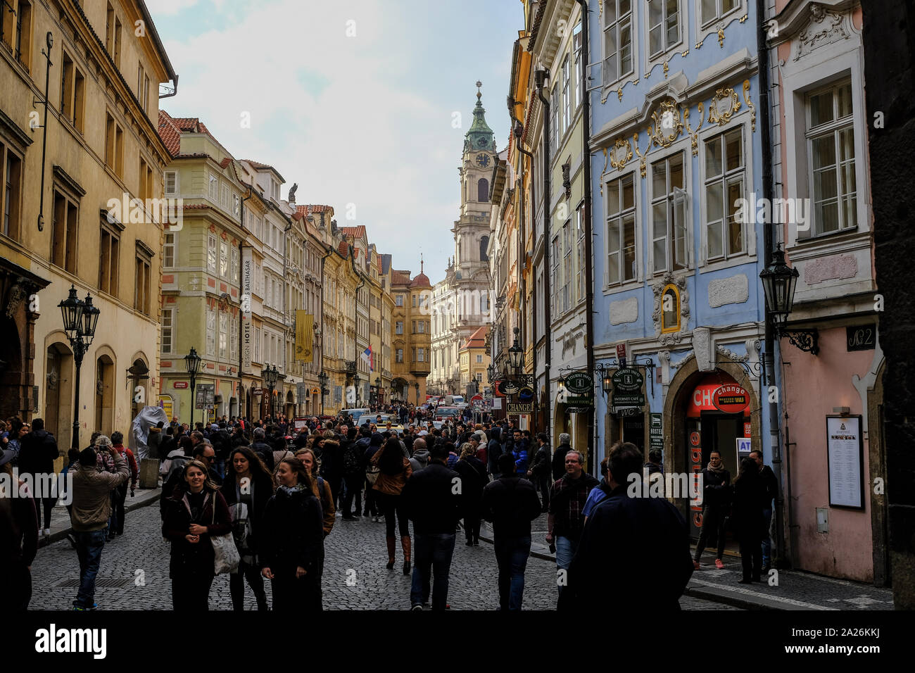 Praga, persone i turisti a piedi fpr shopping nella vecchia città famosa strada con architettura su nuvoloso cielo blu,Repubblica ceca Foto Stock