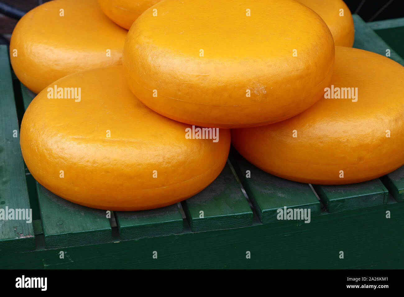 Close up grandi ruote gialle di maturazione dura Gouda formaggio Olandese, ad alto angolo di visione Foto Stock