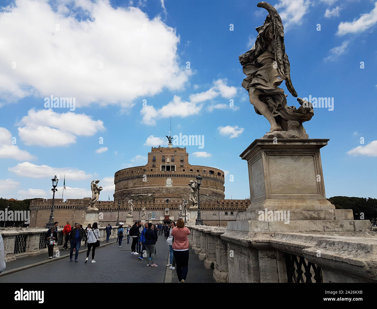 Roma, Sant'Angelo ponte del castello con la gente di turisti camminare e scattare foto, Vaticano Italia Foto Stock