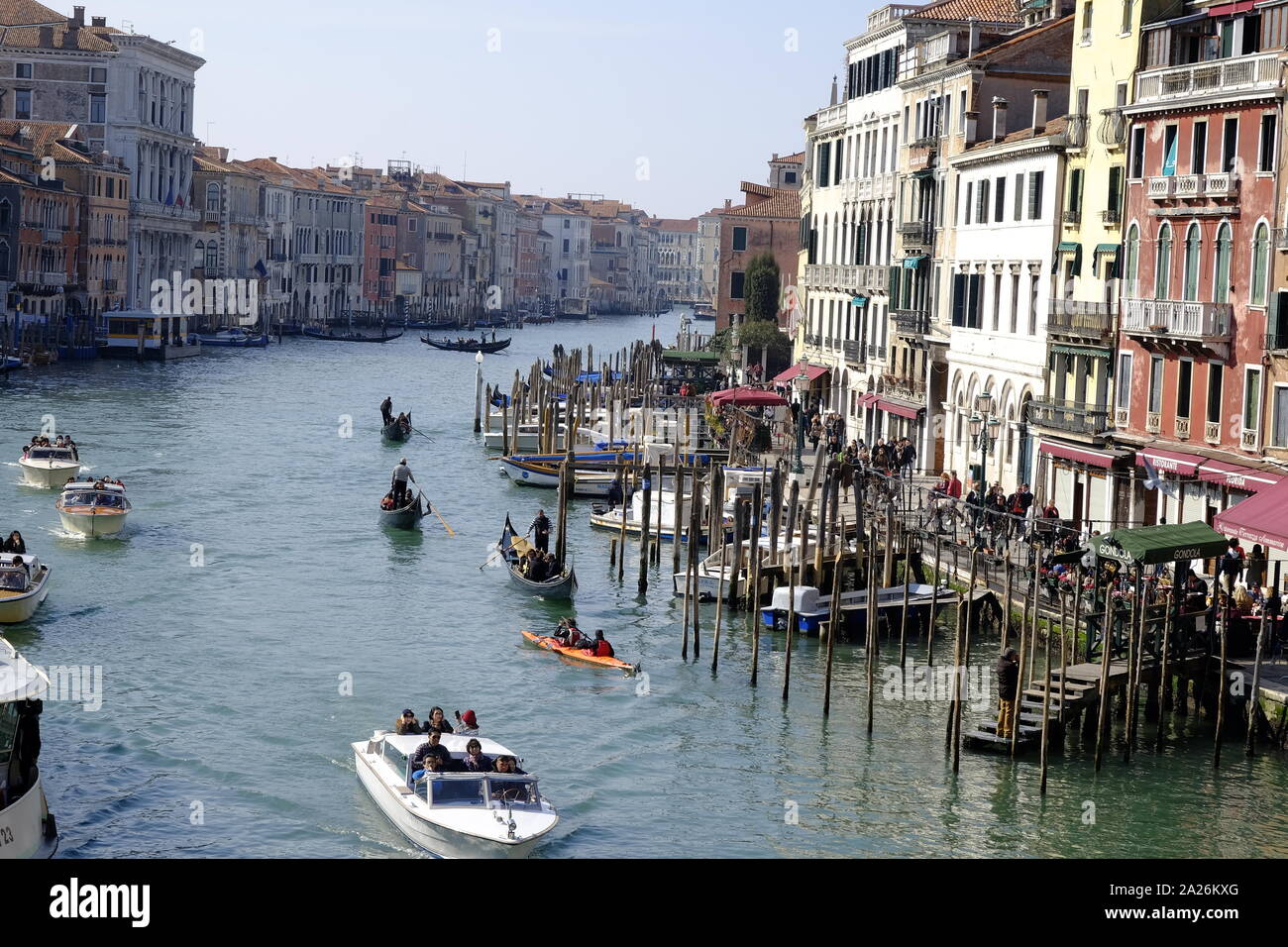 Venezia, alta vista del Canal Grande con la gondola barche e architettura tradizionale dal ponte di Rialto Foto Stock