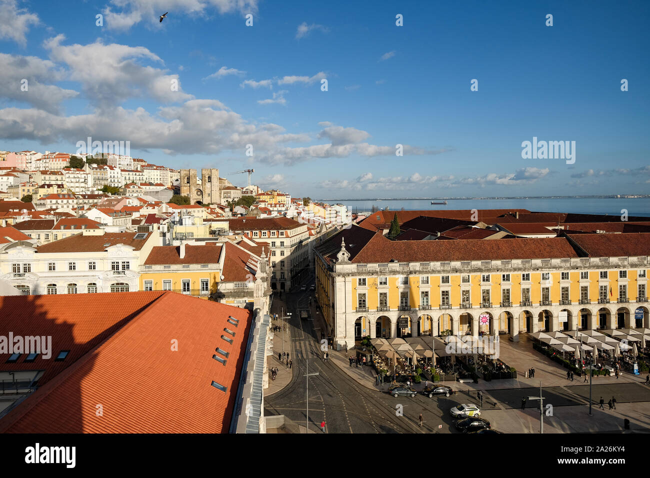 Vista aerea della skyline di Lisbona,architettura tradizionale e la famosa strada con persone e automobili Foto Stock