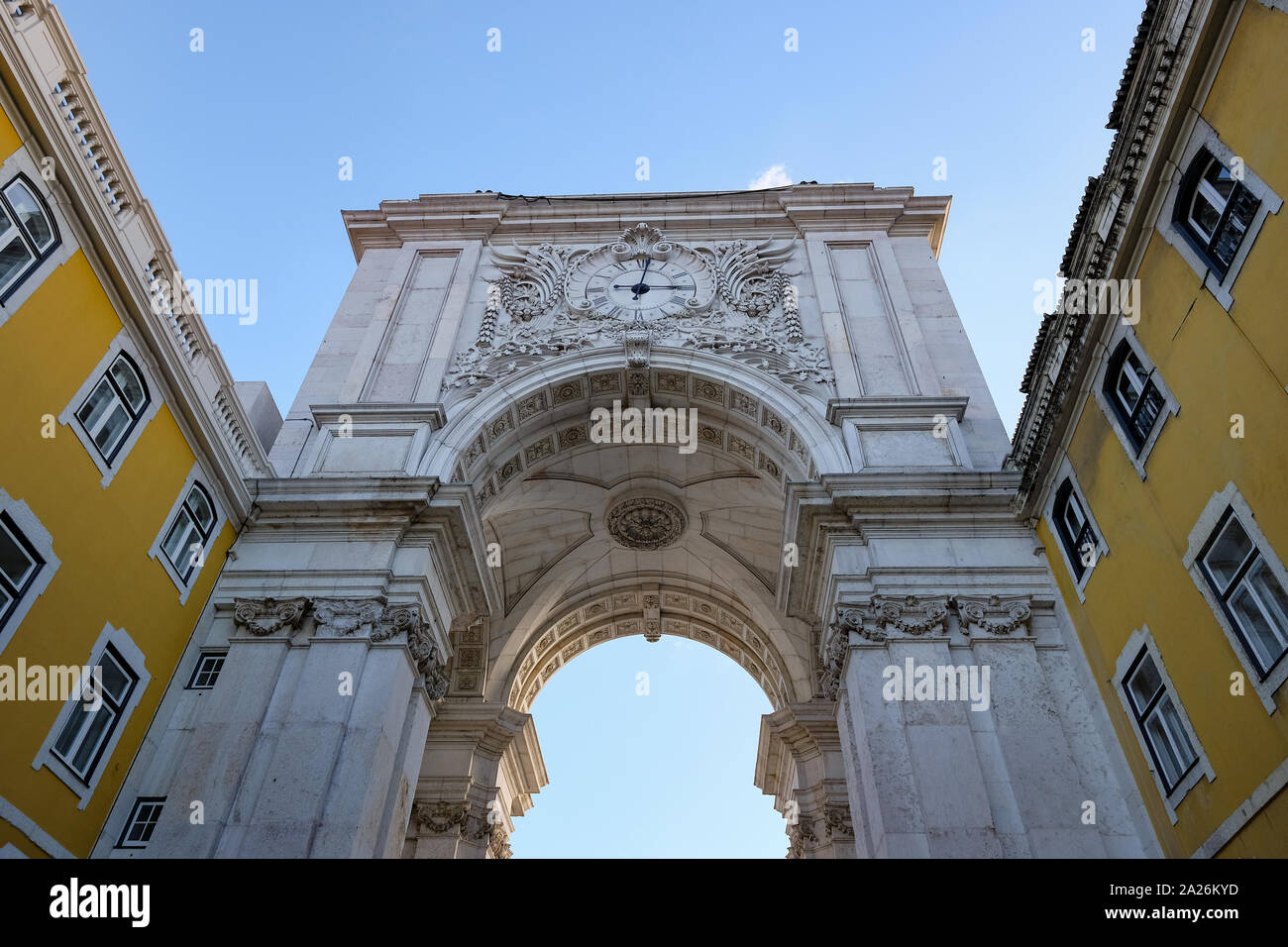 Augusta monumentale arco sul cielo blu a Lisbona, Portogallo urbano architettura storica Foto Stock