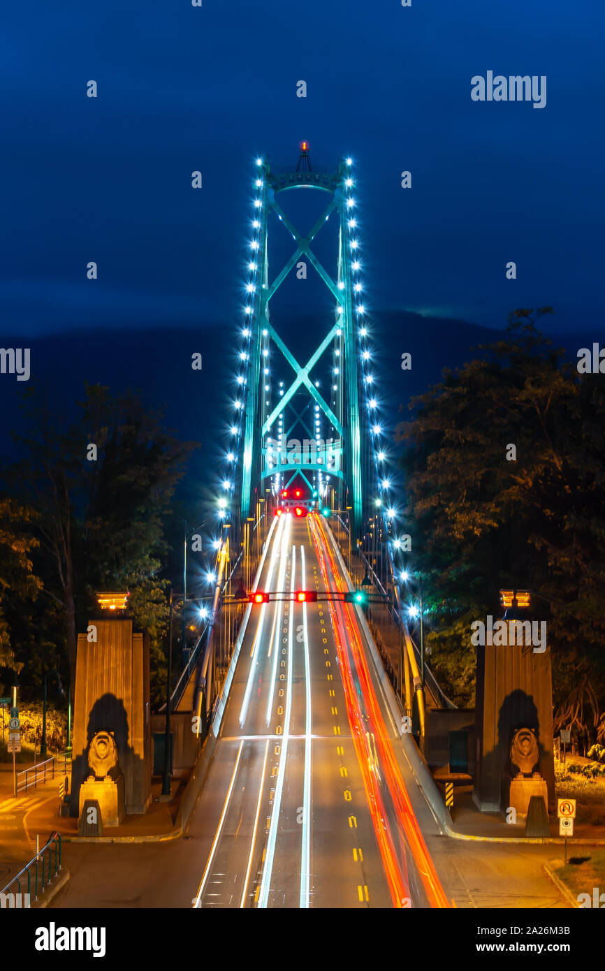 Ponte Lions Gate illuminata di notte a Vancouver, British Columbia, Canada Foto Stock