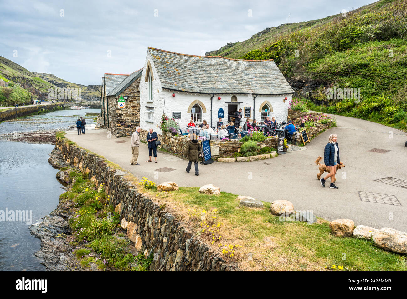 Il Porto Light house, un edificio del XVI secolo, ora un negozio e un cafe e YHA accanto, Boscastle Harbour, Cornwall, England, Regno Unito Foto Stock