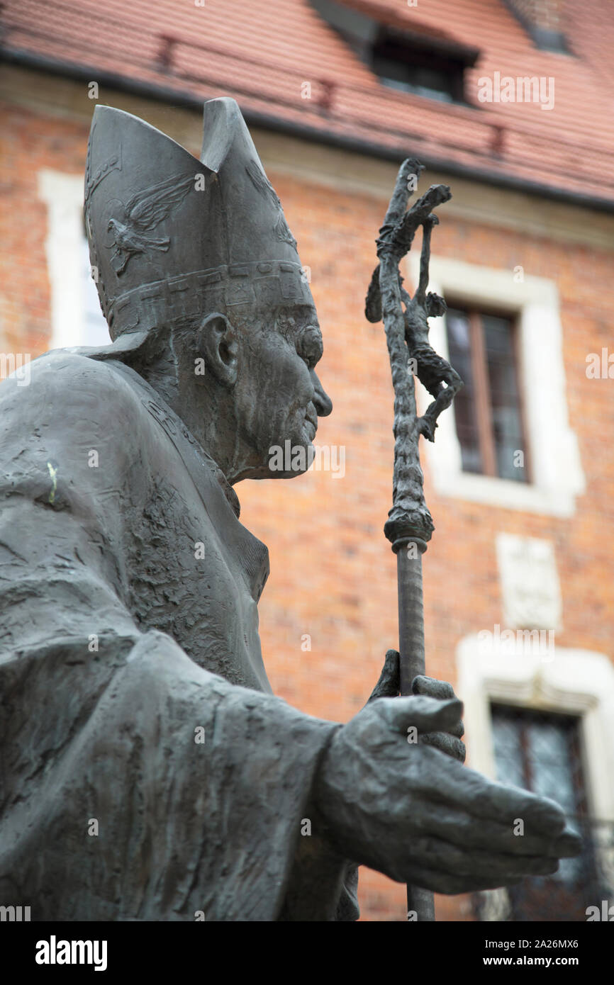 Statua in bronzo di Papa Giovanni Paolo II, la cattedrale del Wawel è una chiesa cattolica romana si trova il castello di Wawel, Cracovia in Polonia Foto Stock