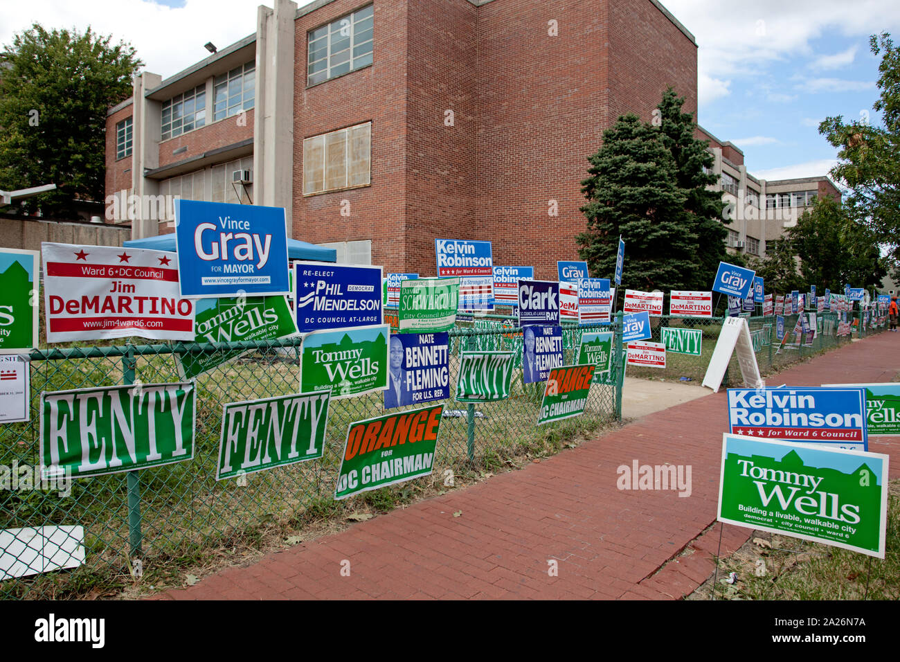 Campagna politica manifesti al Hine Junior High School, 8 San vicino incrocio con D SAN, SE, Washington, D.C. Foto Stock