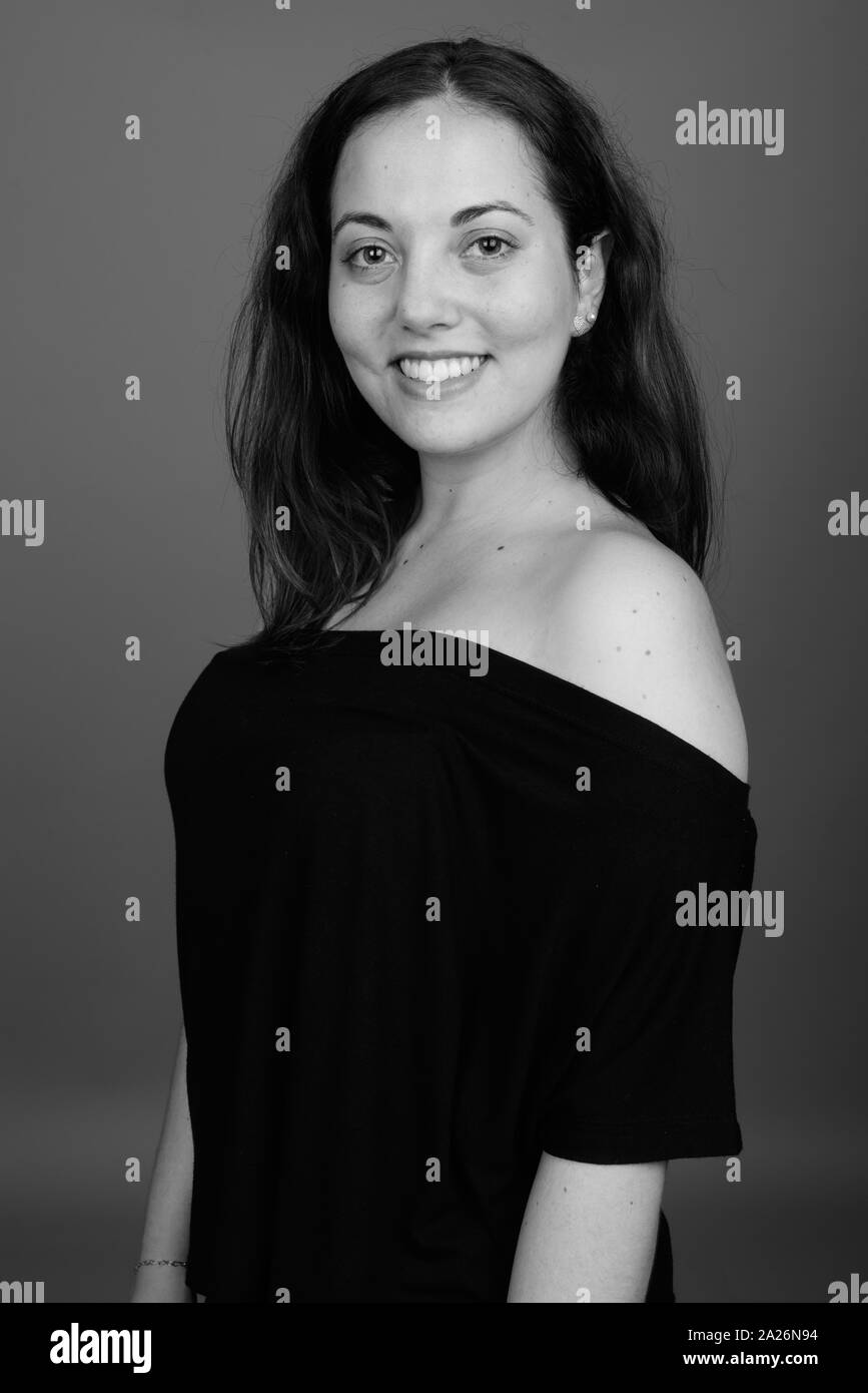 Ritratto di giovane donna felice sorridente girato in bianco e nero Foto Stock