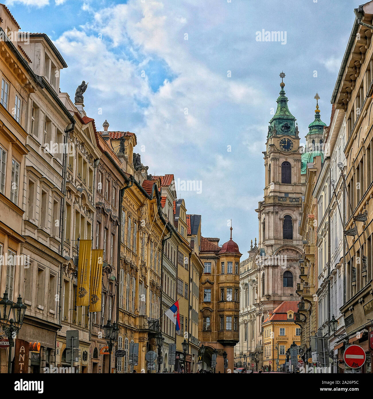 Praga vista ispiratrice della città vecchia architettura con edifici e negozi sul cielo blu,Repubblica ceca Foto Stock
