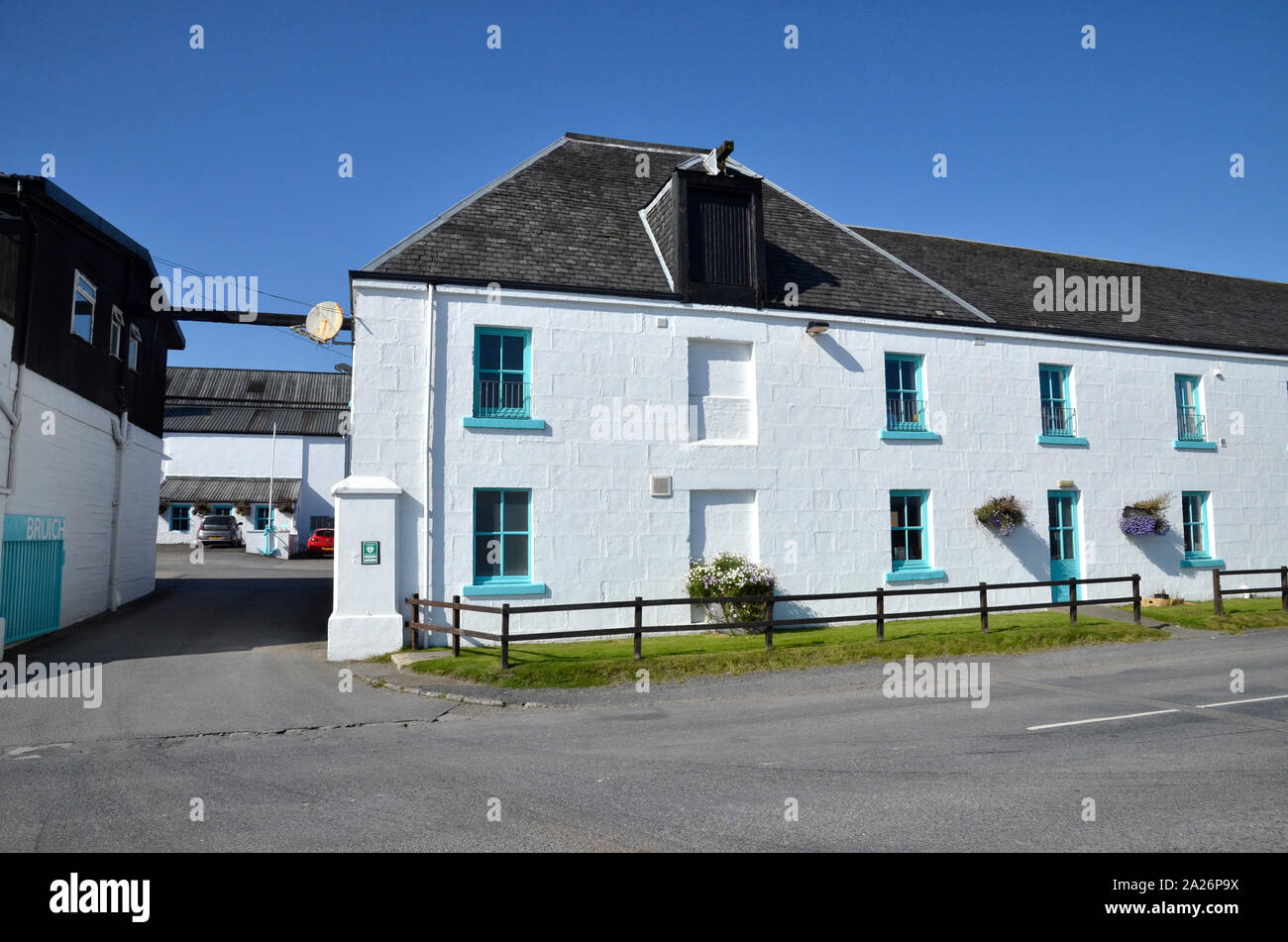 Il Bruichladdich distilleria di whisky, uno dei nove distillerie sull'isola scozzese di Islay Foto Stock