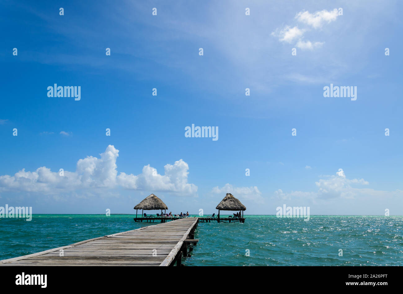 Il paradiso tropicale mare turchese paesaggio con molo in legno Foto Stock