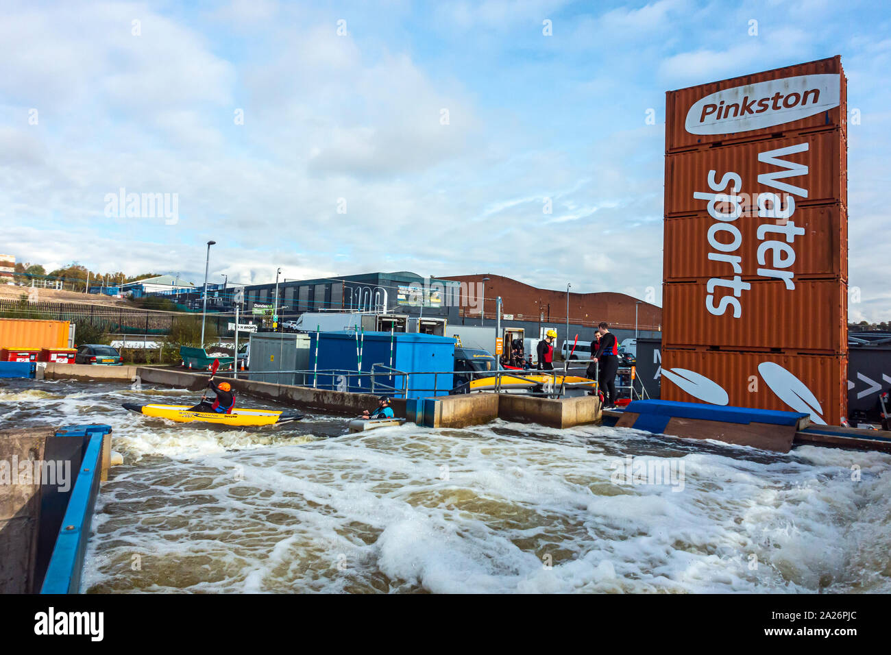 Canoeist praticare al Pinkston strutture per sport acquatici sul ramo di Glasgow del canale di Forth e Clyde a nord di Canal Bank Street Scotland Regno Unito Foto Stock