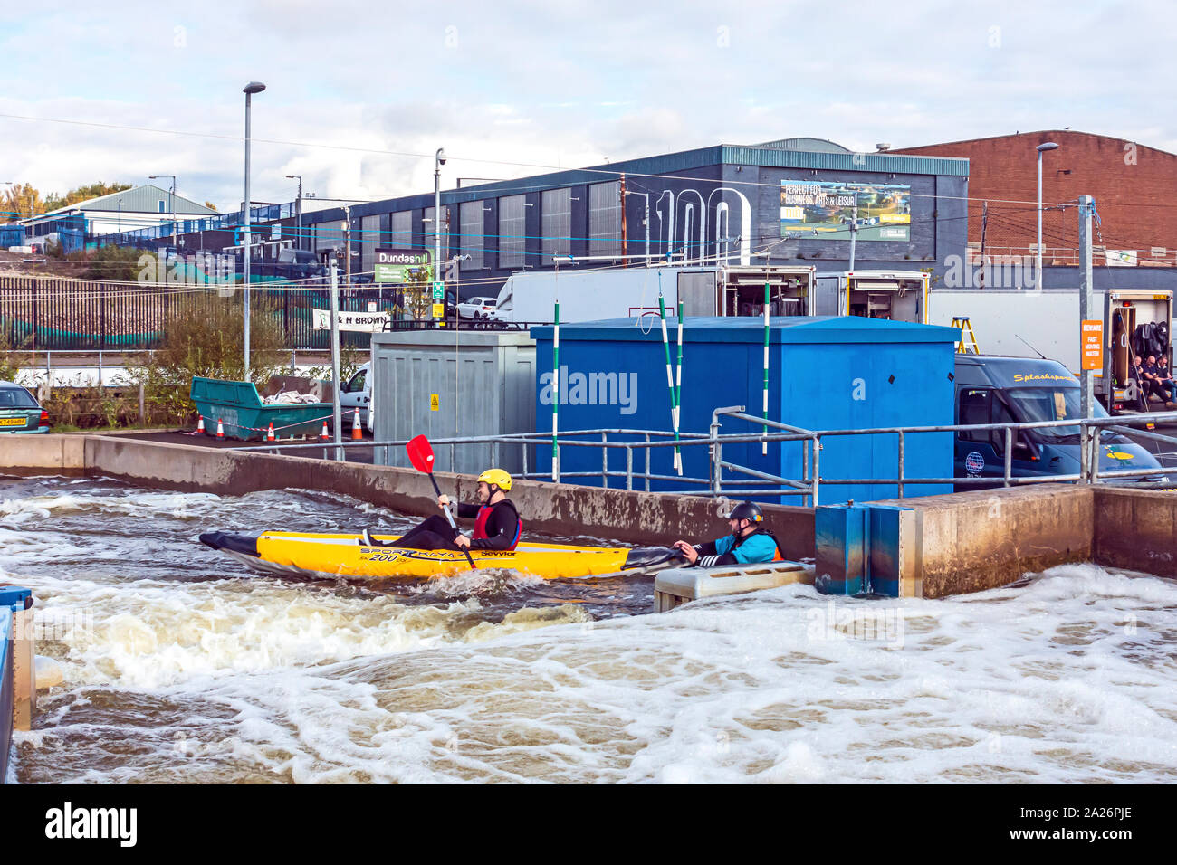 Canoeist praticare al Pinkston strutture per sport acquatici sul ramo di Glasgow del canale di Forth e Clyde a nord di Canal Bank Street Scotland Regno Unito Foto Stock