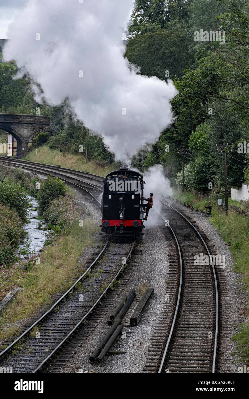 Ottenere pronto per modificare i punti per un treno a vapore sul Keighly e Worth Valley Railway, appena fuori Haworth nel West Yorkshire Foto Stock
