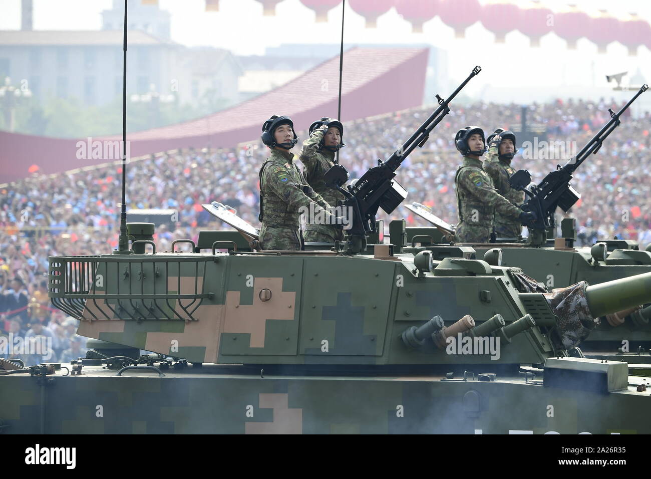 Pechino, Cina. 1 Ott 2019. Una formazione di assalto anfibio veicoli prende parte ad una parata militare per celebrare il settantesimo anniversario della fondazione della Repubblica Popolare Cinese (PRC) a Pechino, capitale della Cina, 1 ottobre, 2019. Credito: Guo Xulei/Xinhua/Alamy Live News Foto Stock