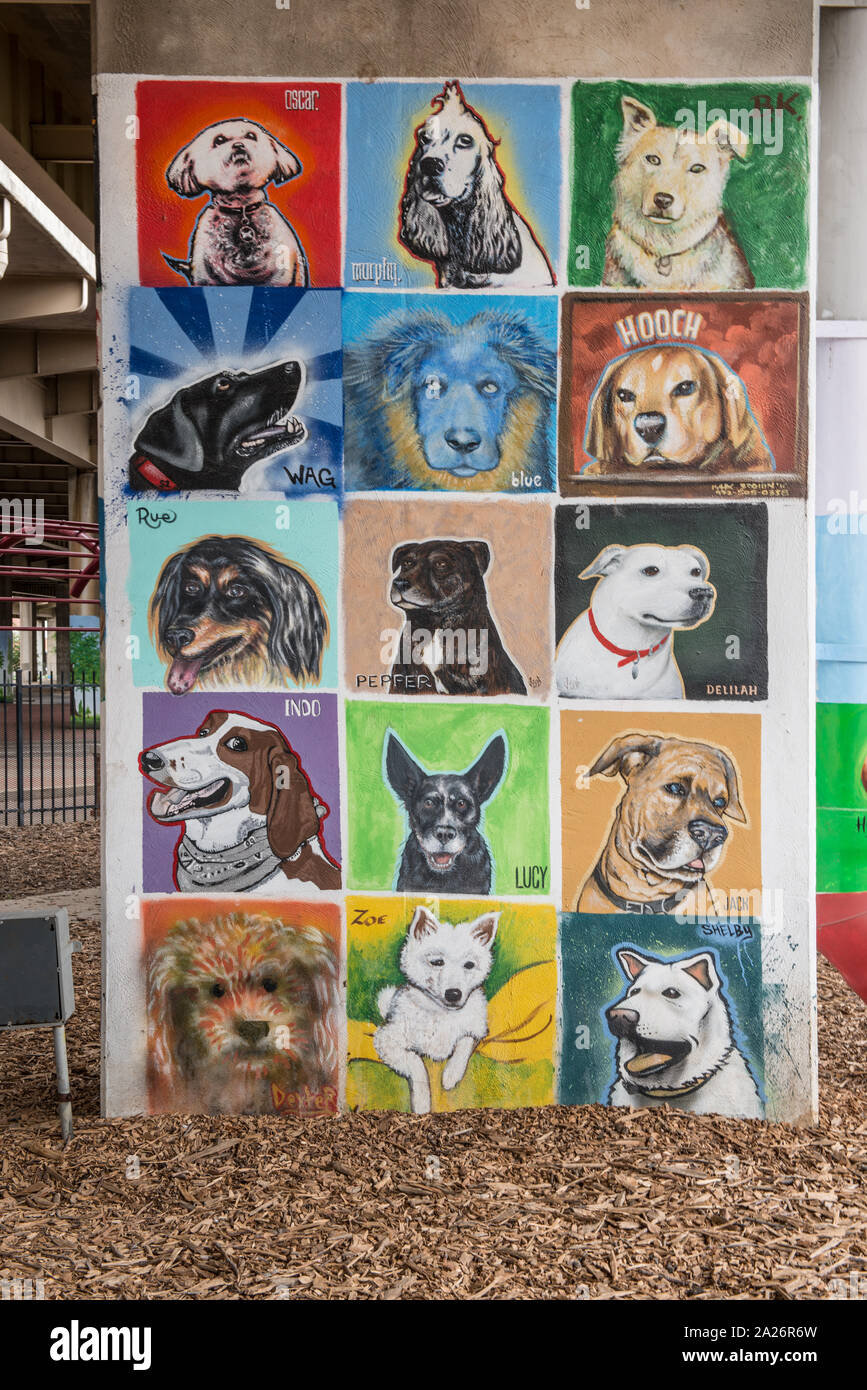 Pooch-tema arte al Deep Ellum corteccia park, un off-guinzaglio dog park in Deep Ellum, un quartiere composta in gran parte da arti e luoghi di intrattenimento vicino al centro in antico Oriente Dallas, Texas Foto Stock