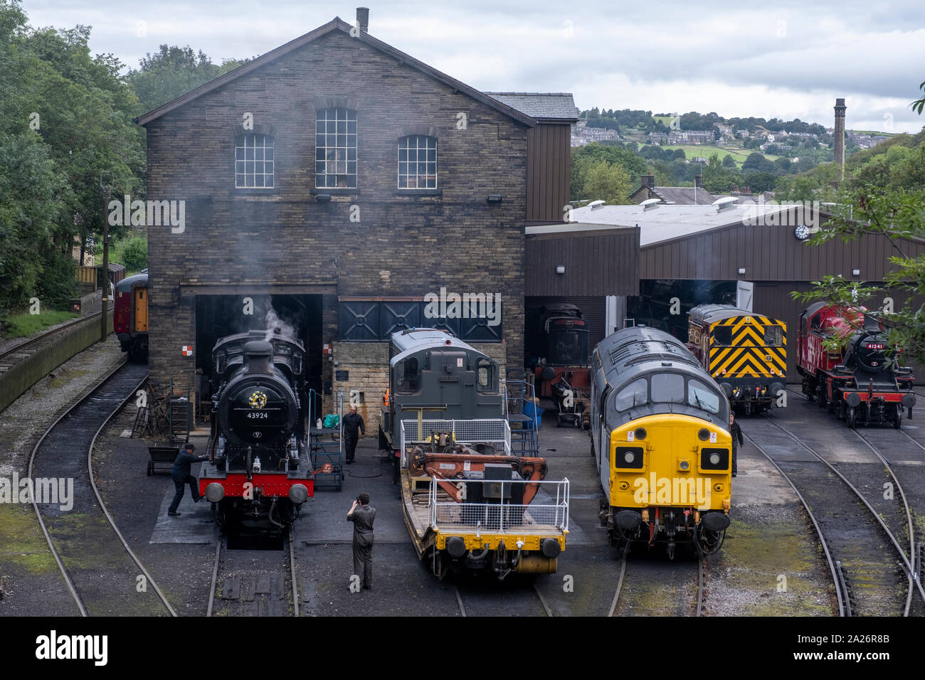 Capannone ferroviaria con treni a Haworth sul Keighly e Worth Valley Railway, a 5 miglio-patrimonio lungo la linea ferroviaria nel West Yorkshire, Inghilterra Foto Stock