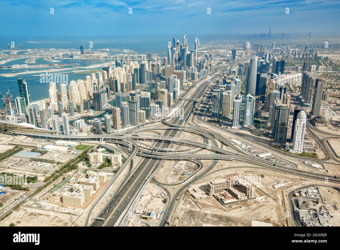Vista Aerea della Marina di Dubai skyline con Sheikh Zayeg strada interscambio autostradale, Emirati Arabi Uniti Foto Stock