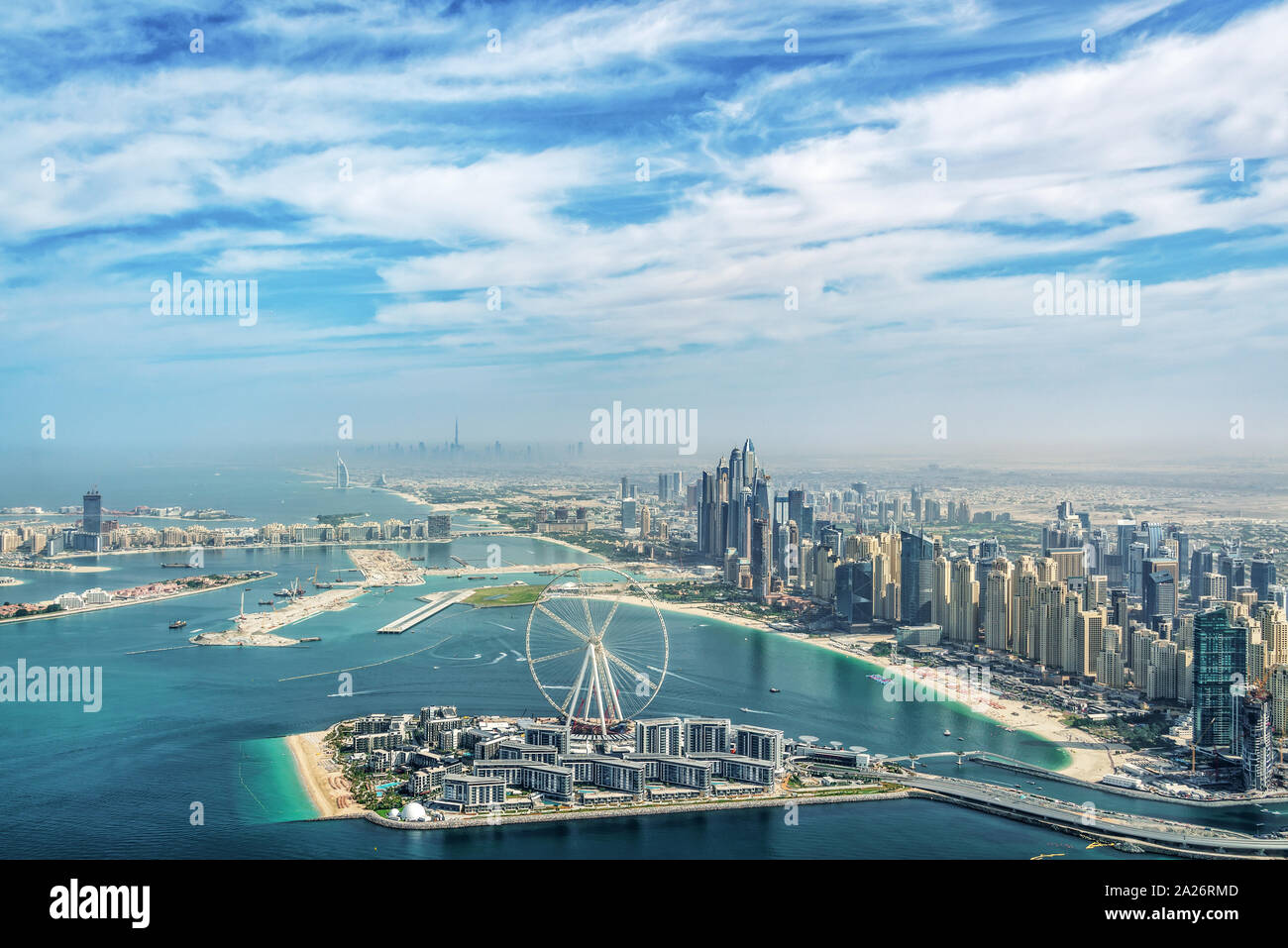 Vista Aerea della Marina di Dubai skyline di Dubai con occhio ruota panoramica Ferris, Emirati Arabi Uniti Foto Stock