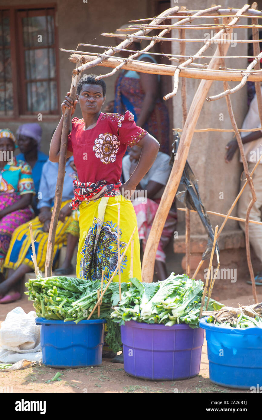 I residenti della città di Blantyre attendono l arrivo del Duca di Sussex per una visita alla Mauwa Health Center di Blantyre, il Malawi, il giorno nove del Royal tour di Africa. Foto Stock