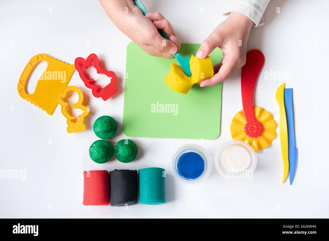 Bambino con le mani in mano a scolpire figure di argilla Foto Stock