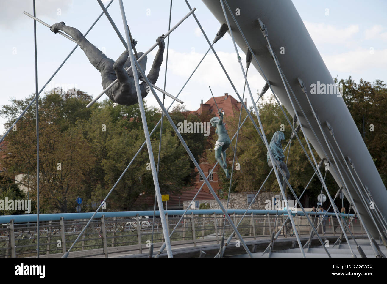 Acrobatico, antigravitazionale sculture di Jerzy Kędziora sul Padre Bernatek passerella (Kładka Ojca Bernatka), Kracow, Polonia Foto Stock