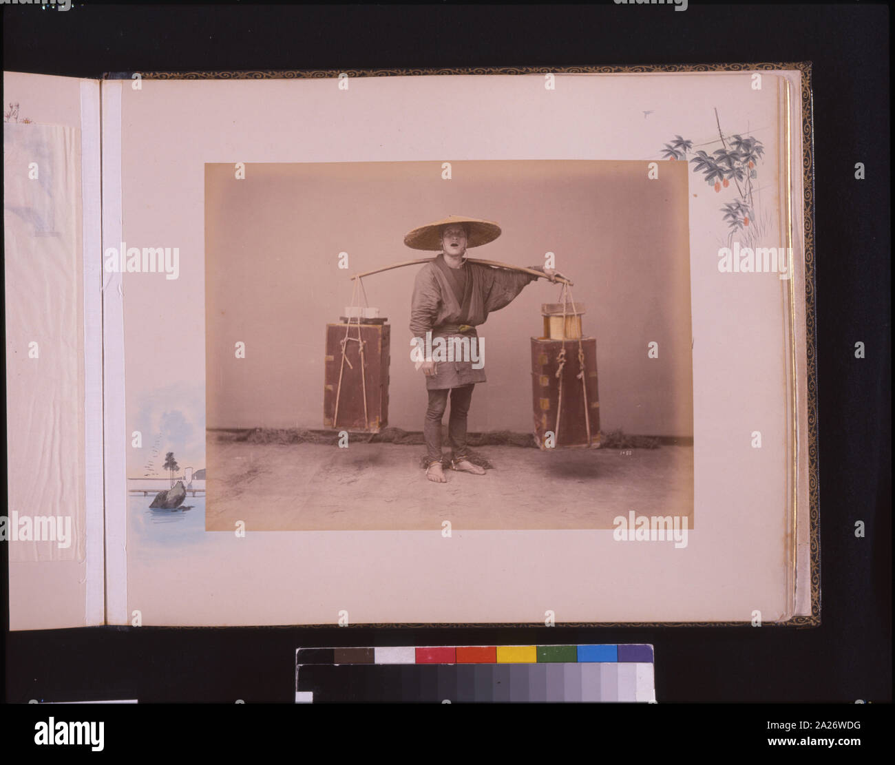 Porter con spallamento pole di intera lunghezza ritratto in studio, in piedi, rivolto verso la parte anteriore Foto Stock