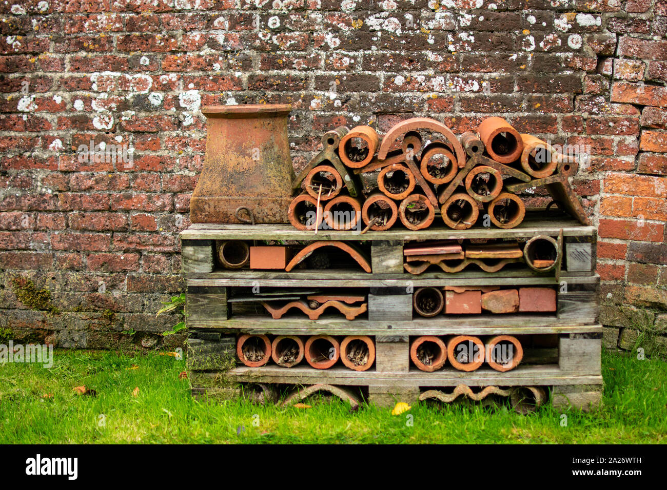 Un grande bee e hotel di insetto realizzato da vasi di terracotta e di palette di legno Foto Stock